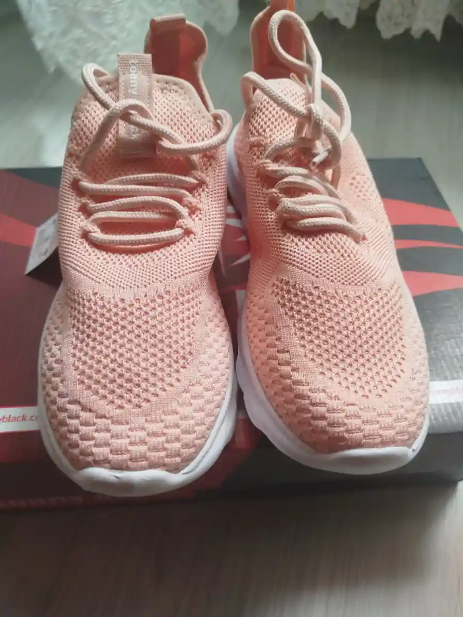 Pembe renkli spor ayakkabı