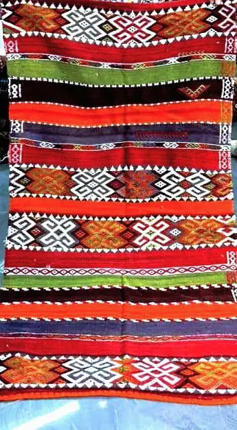 Renkli desenli el dokuma kilim