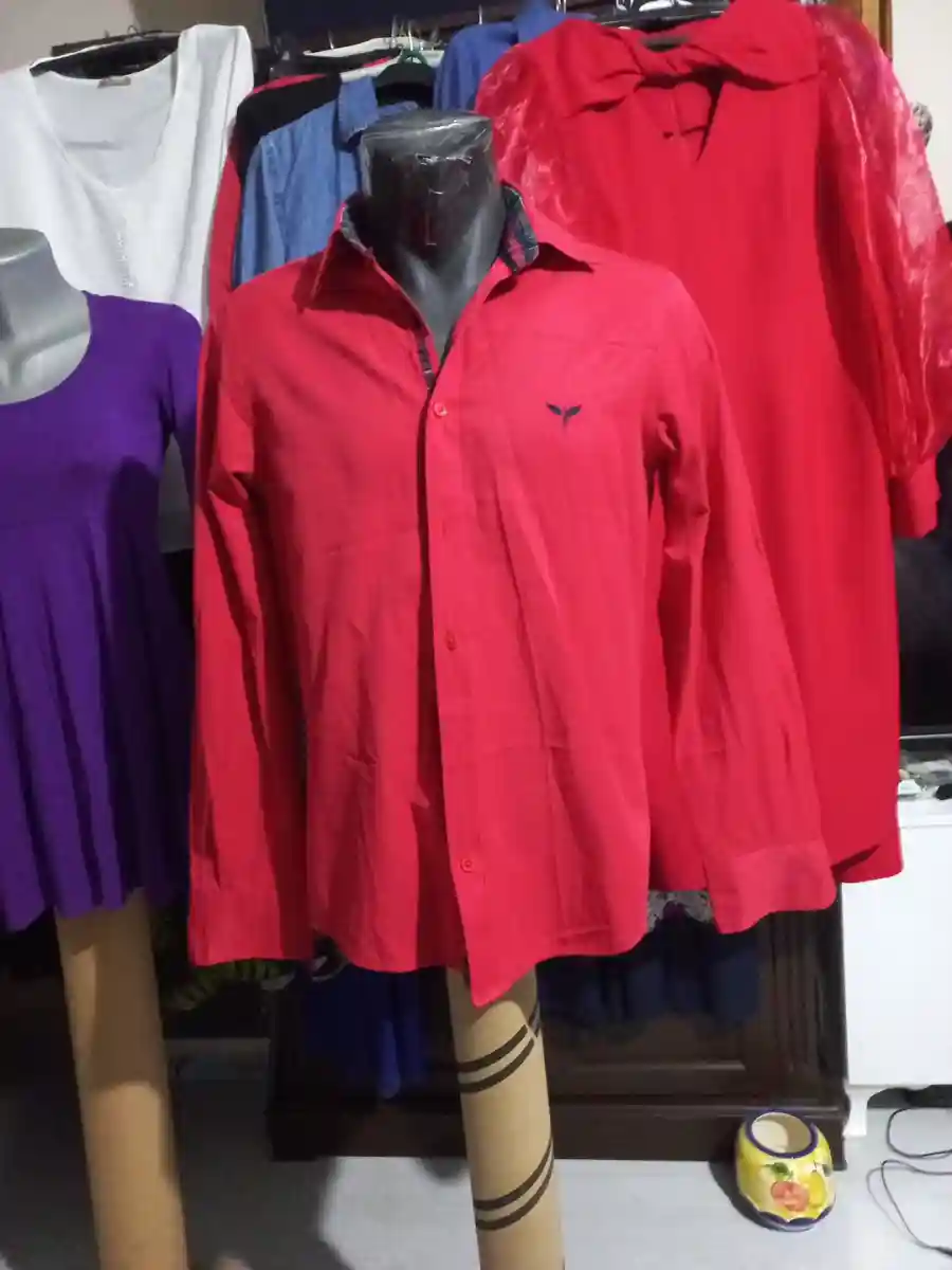 Kırmızı uzun kollu gömlek