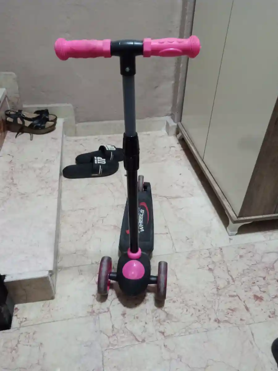 Pembe çocuk scooter