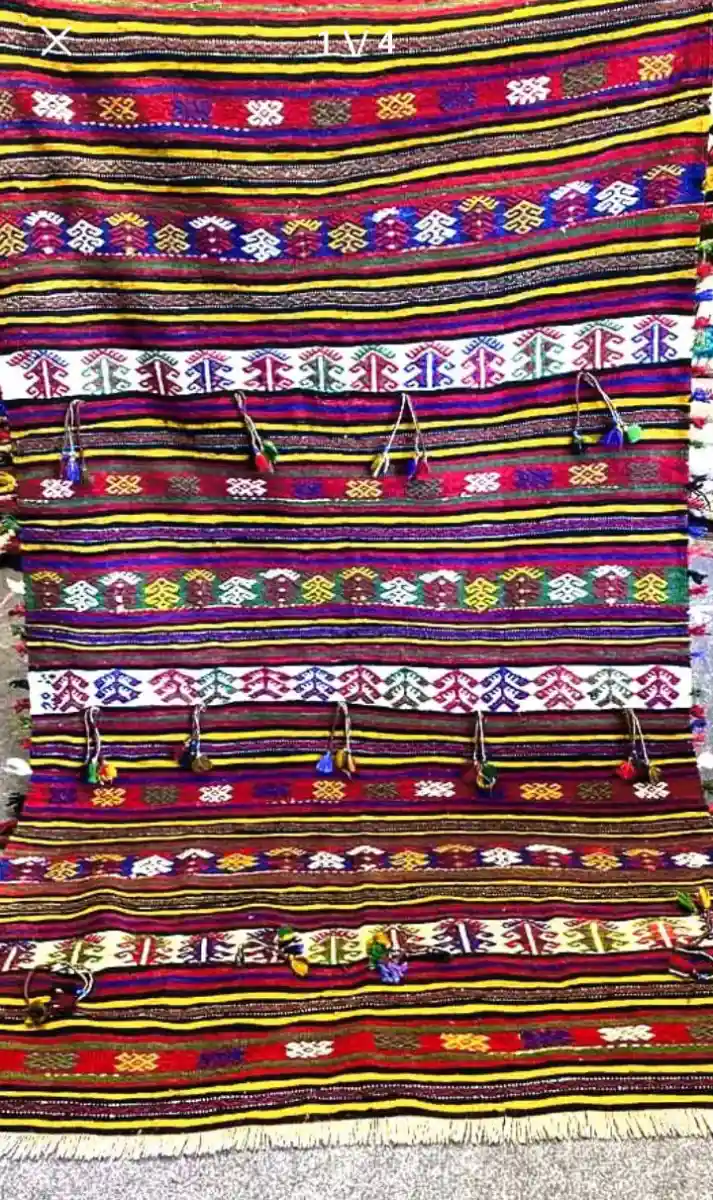 Renkli desenli el dokuma kilim