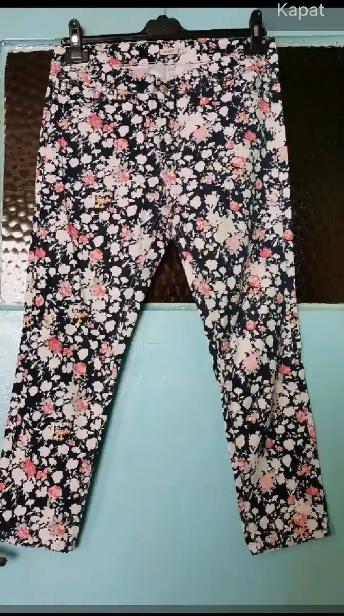 Robin alman markası. l. beden. çiçekli pantalon