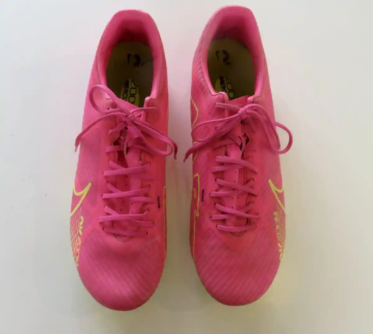 Pembe renkli futbol ayakkabısı