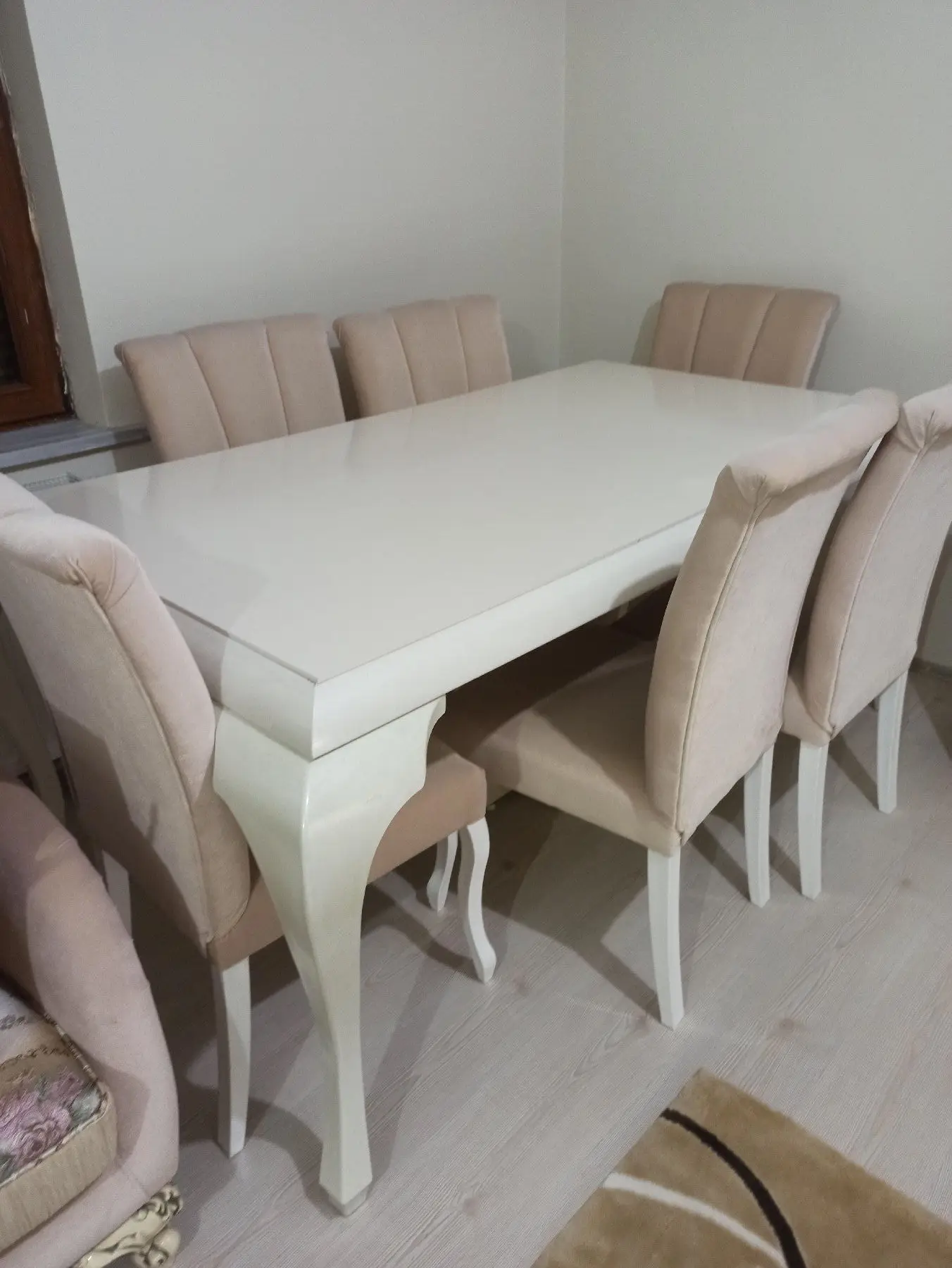 Beyaz masa ve 6 sandalyeden oluşan takım