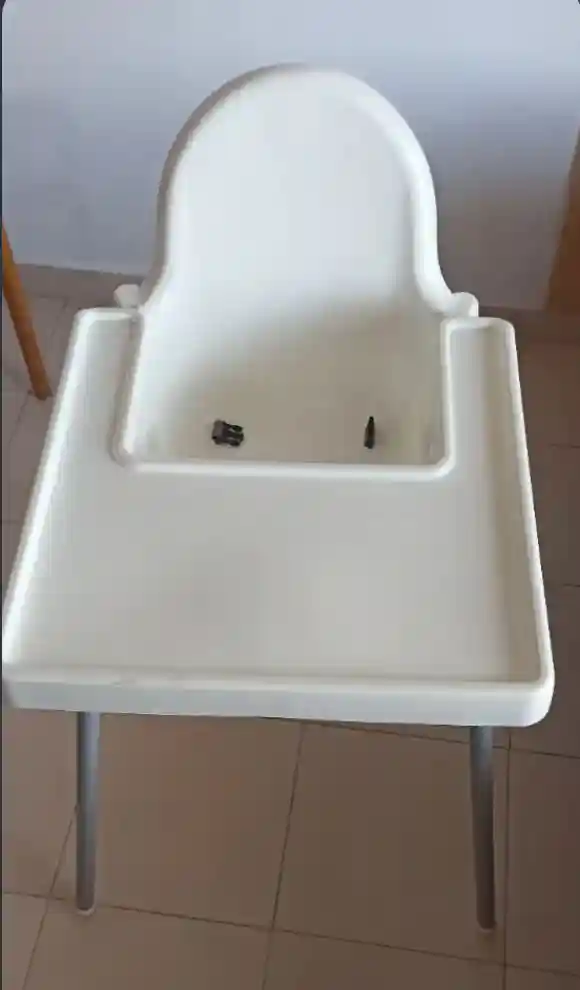 Beyaz plastik bebek sandalyesi