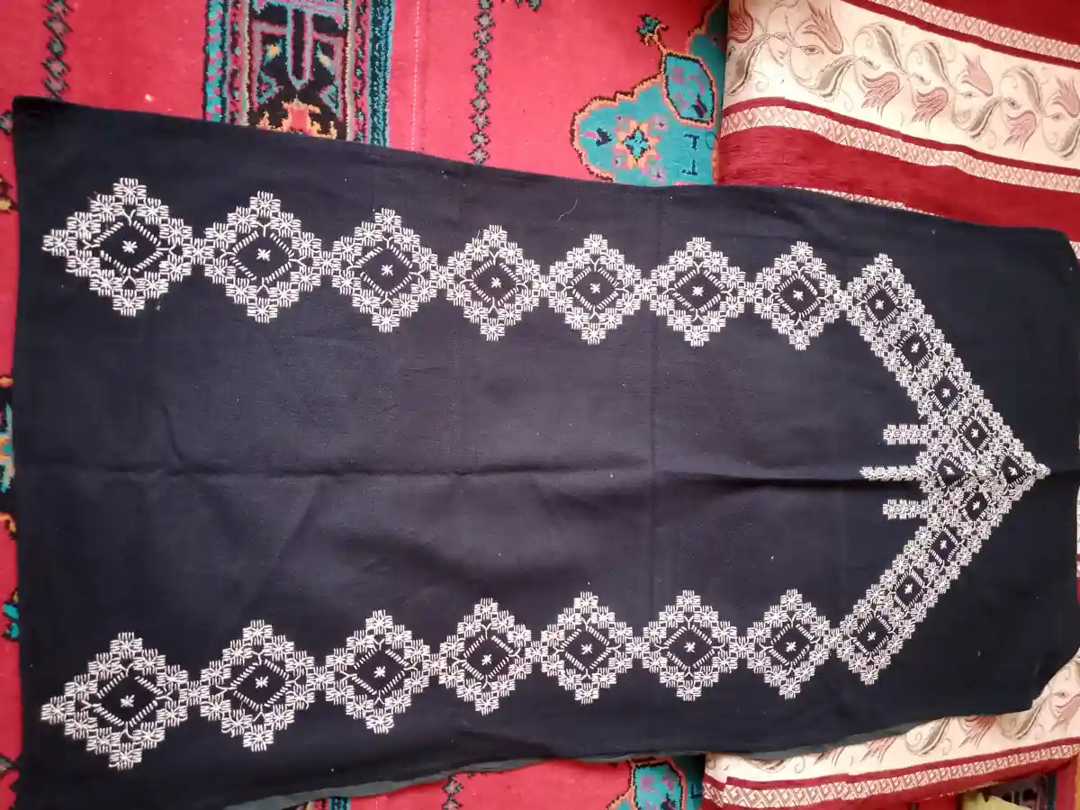 El yapımı desenli siyah örtü