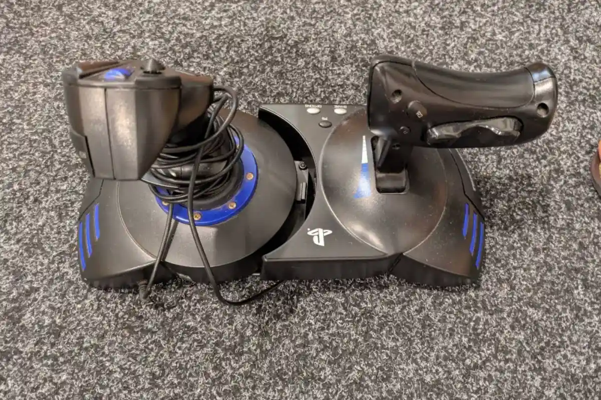 Mavi detaylı oyun joystick'i ilan görseli