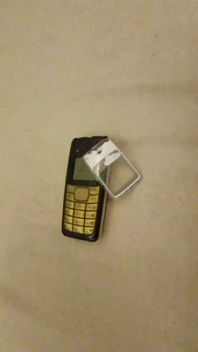 Eski model cep telefonu tuşlu telefon çalışıyor.
