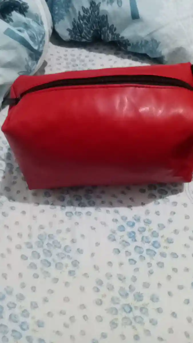 Kırmızı deri kozmetik çantası