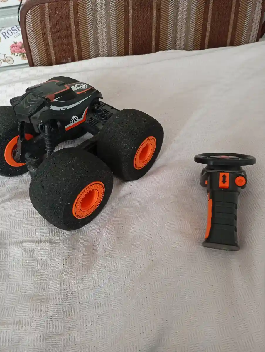 Uzaktan kumandalı off-road araba