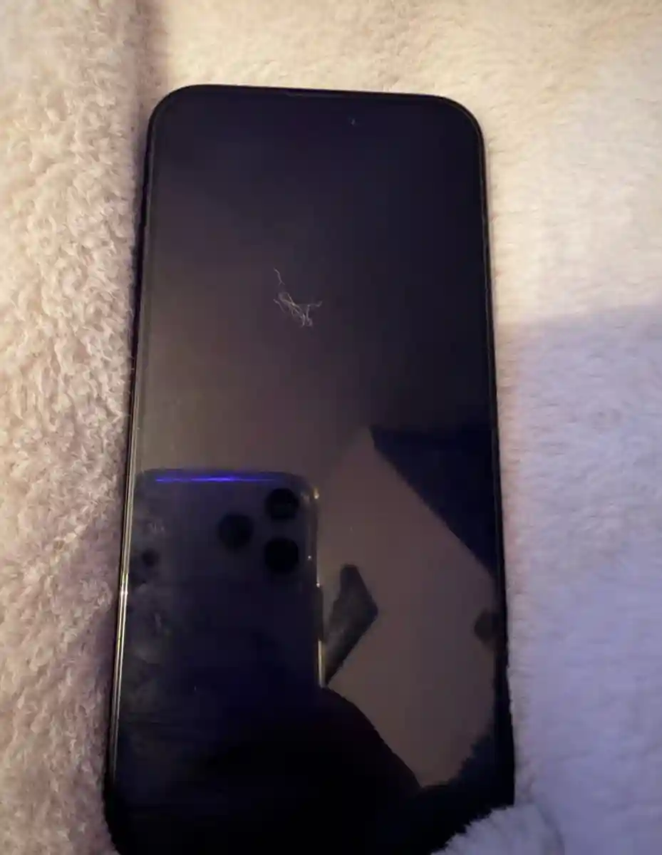 Siyah akıllı telefon ilan görseli