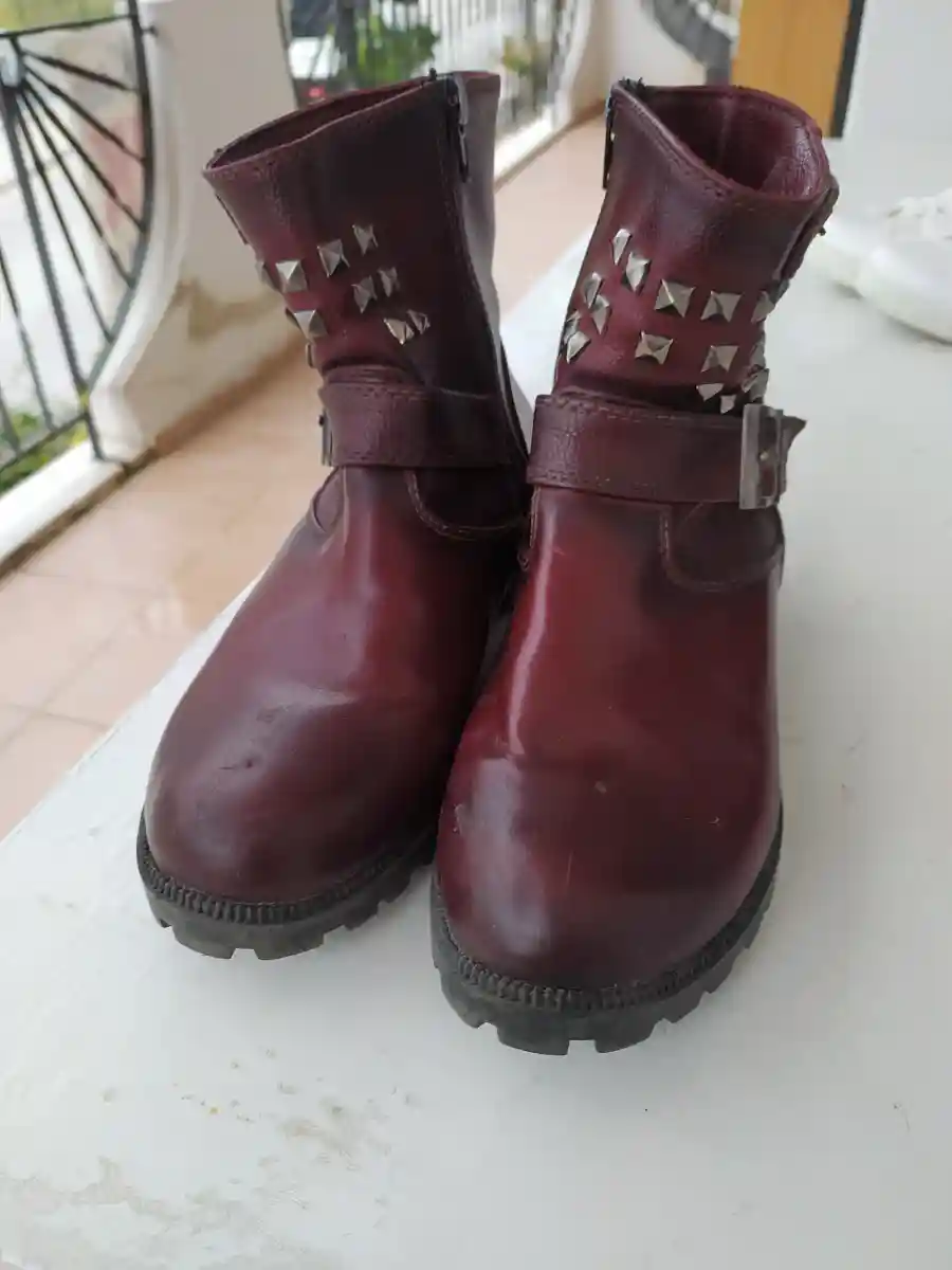 Kahverengi kadın botu, metal detaylı