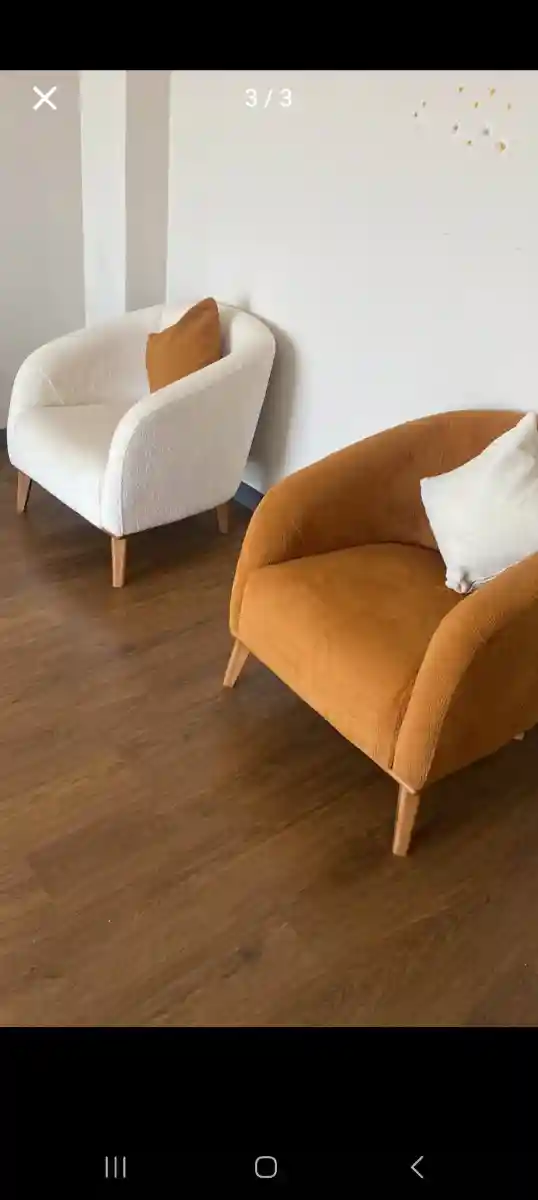 Krem ve turuncu renkli koltuk takımı