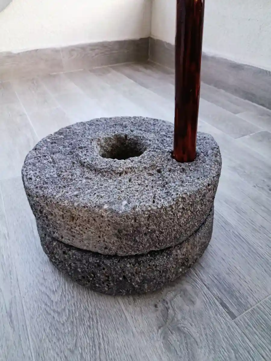 Taş el değirmeni, 110 yıllık el oyması,