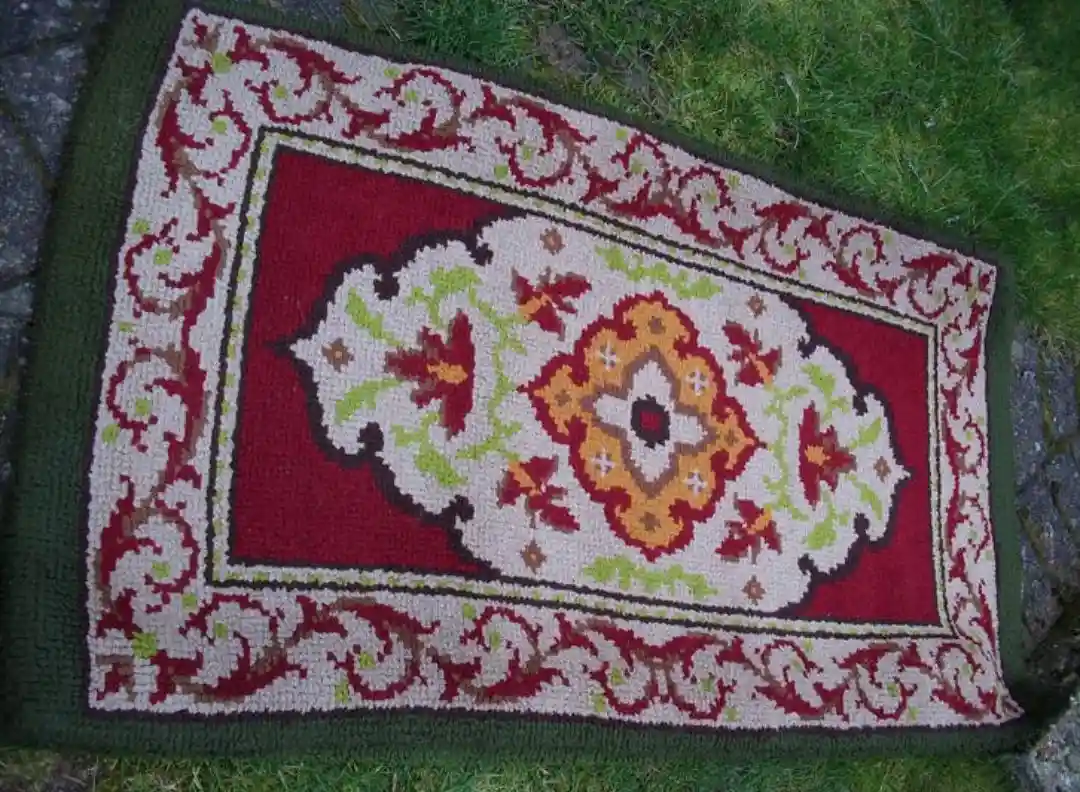 Kırmızı desenli el dokuması halı