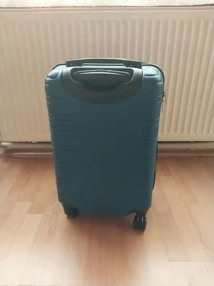 Mavi renkli seyahat valizi