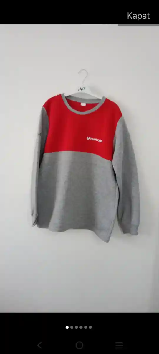 Kırmızı ve gri renkli sweatshirt