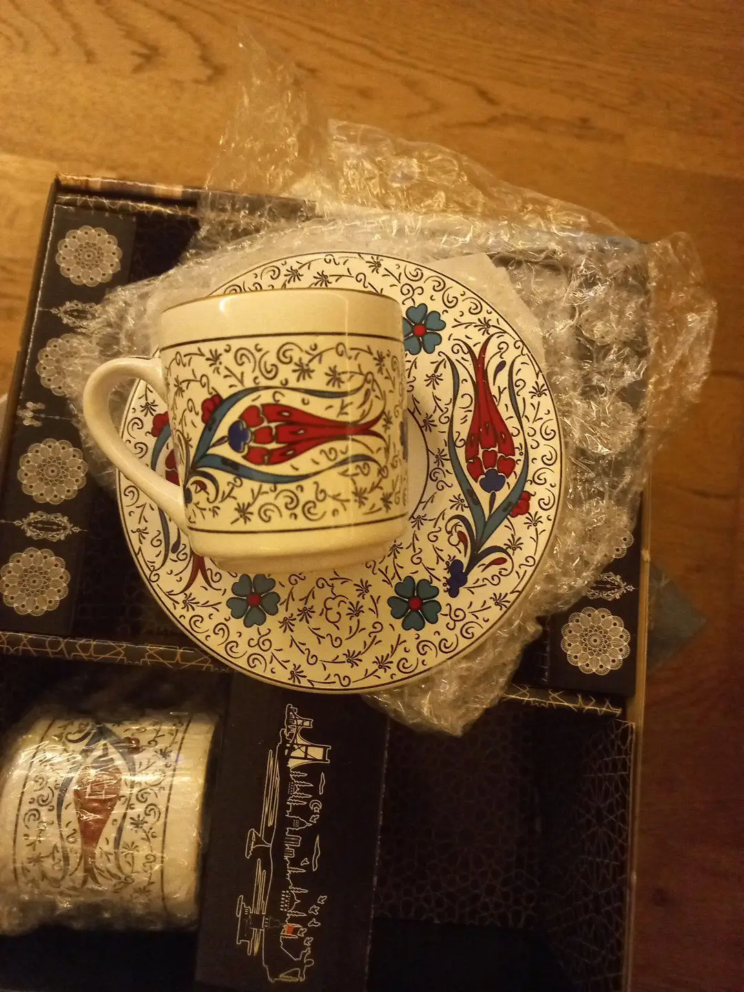 El yapımı geleneksel çay fincanı ve tabak seti