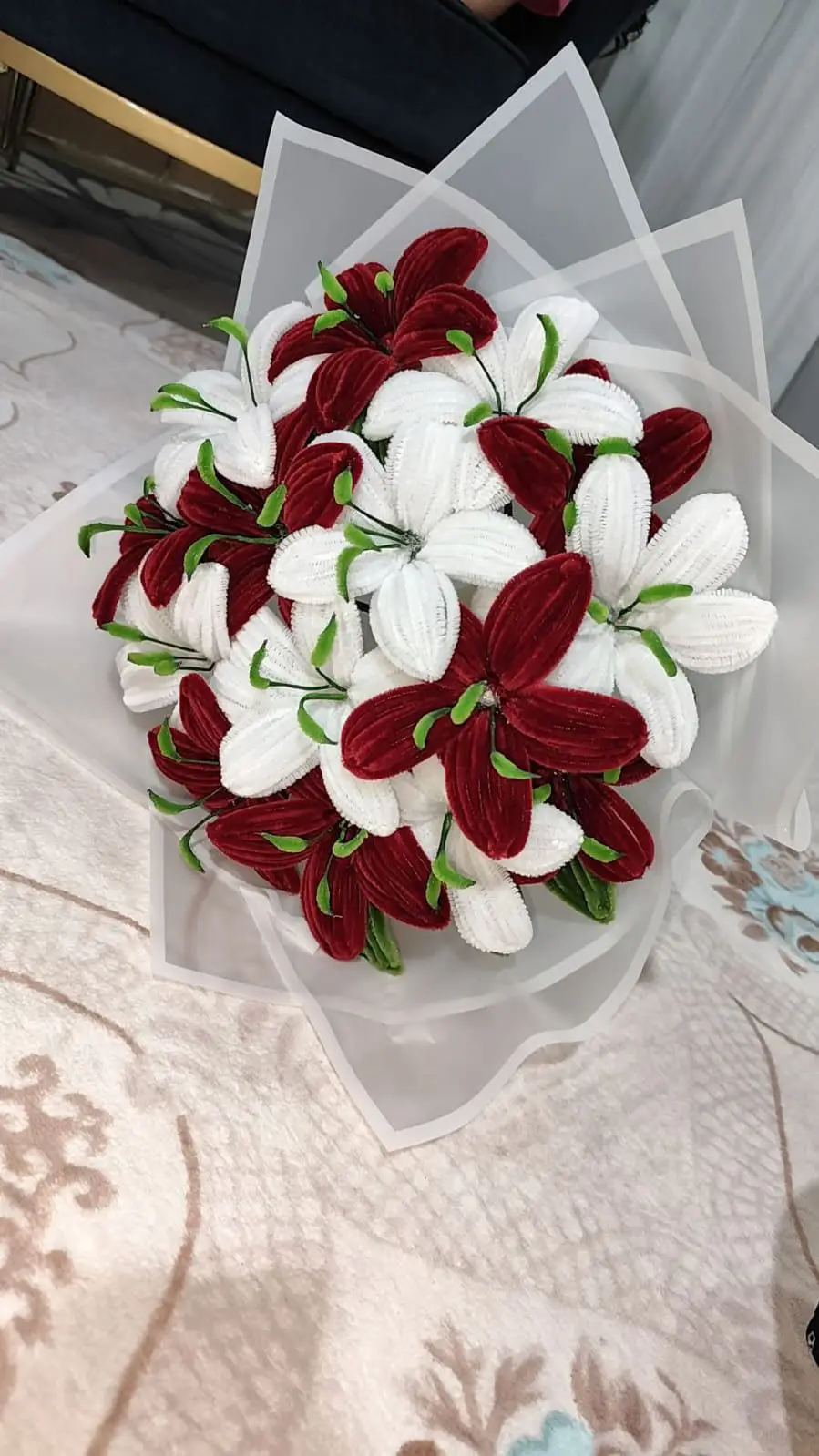 Kırmızı ve beyaz el yapımı yapay çiçek buketi