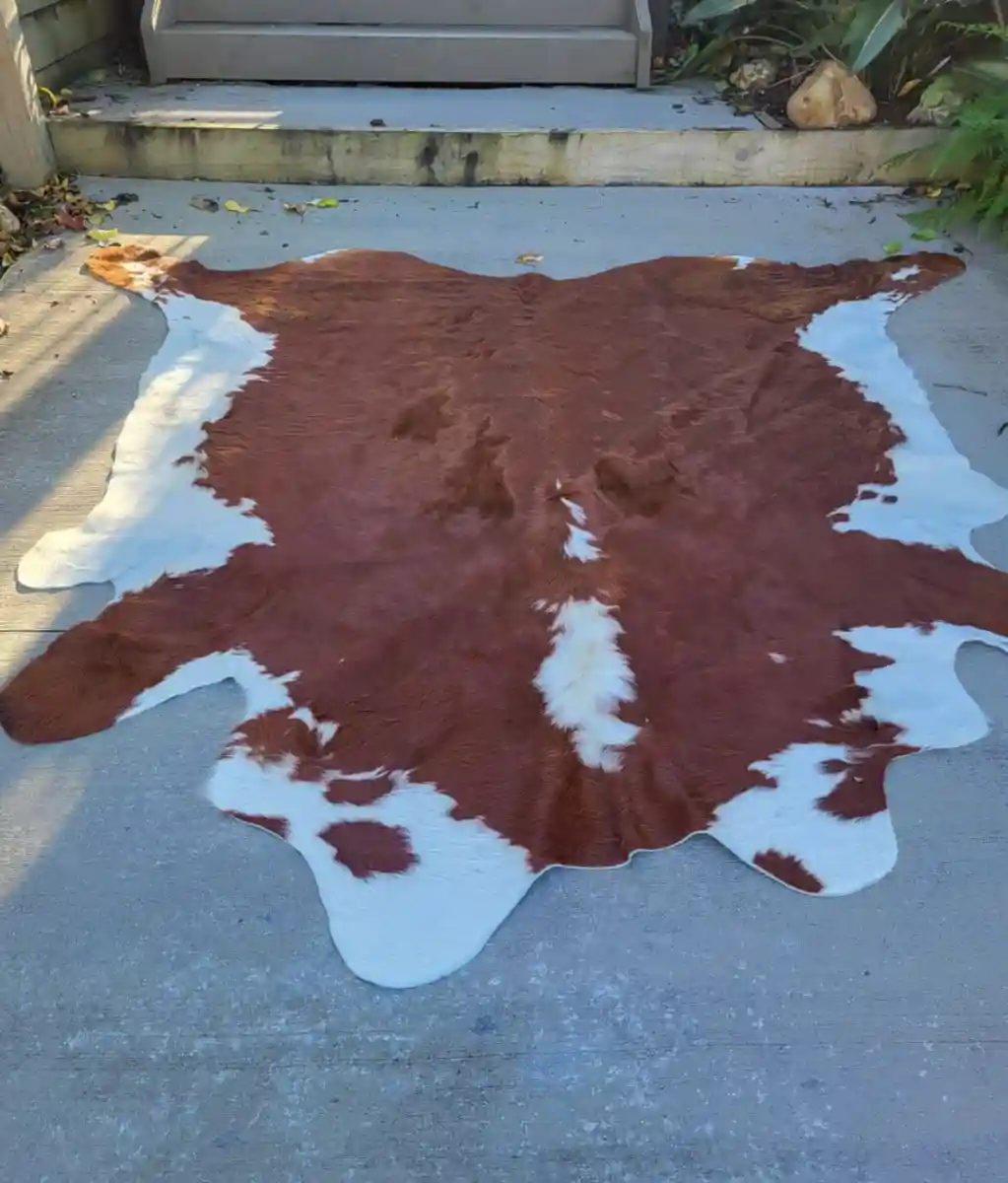 Kahverengi beyaz deri halı