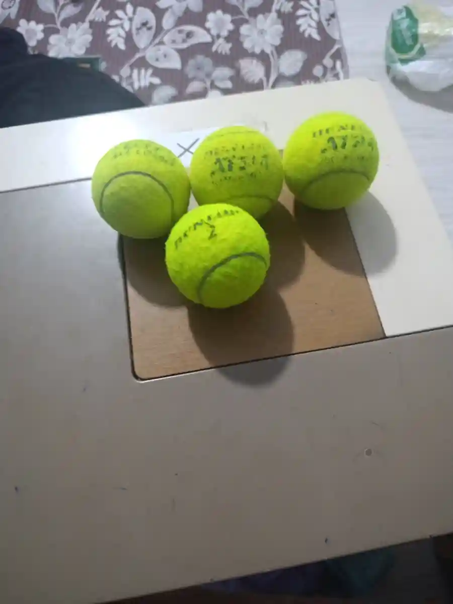 Canlı sarı tenis topları seti