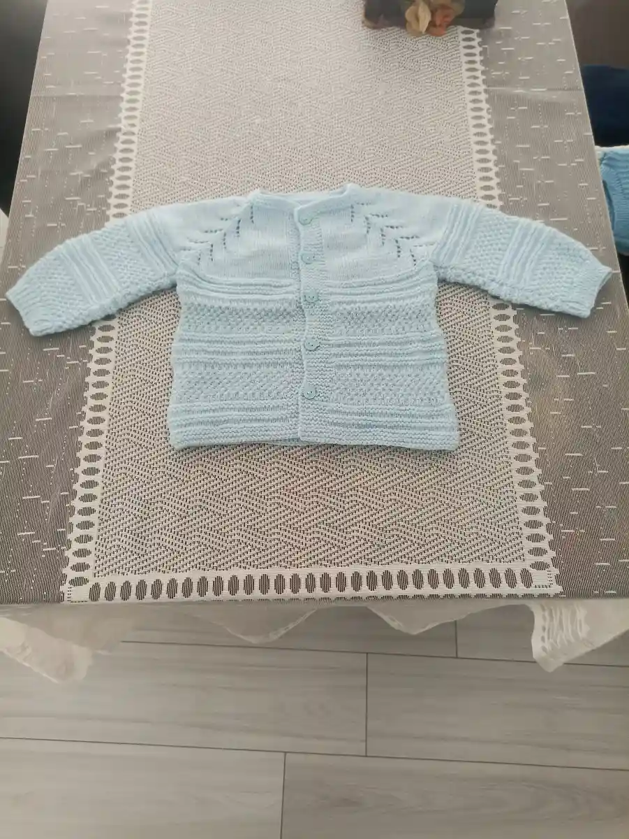 Mavi bebek hırkası 1/1.5 yaş boy 35 cm en 30 cm kol boyu 21 cm