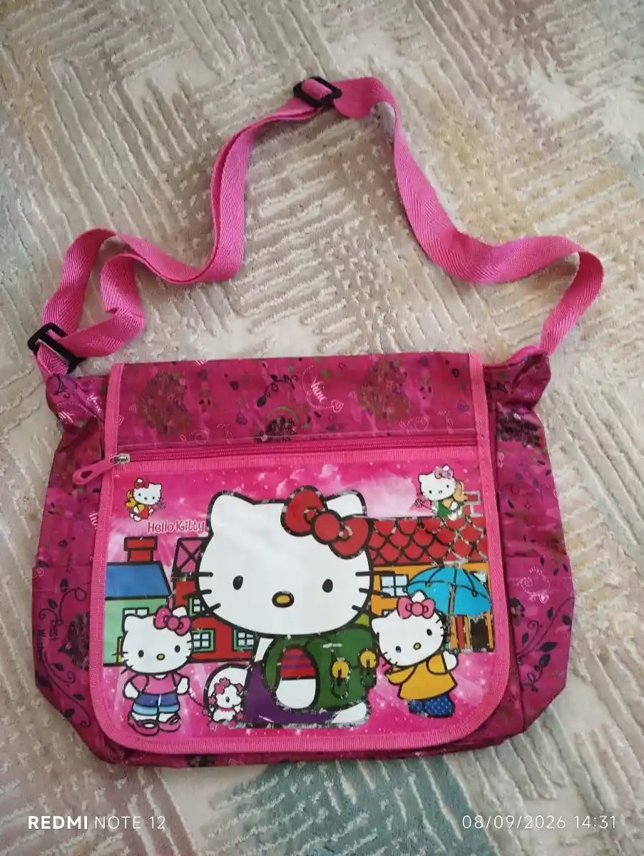 Hello kitty desenli pembe çanta iç fermuar bozuk