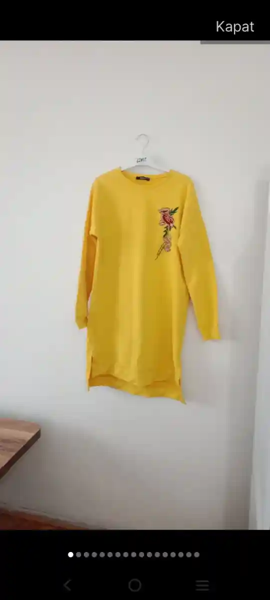 çiçek desenli sarı uzun kollu elbise
