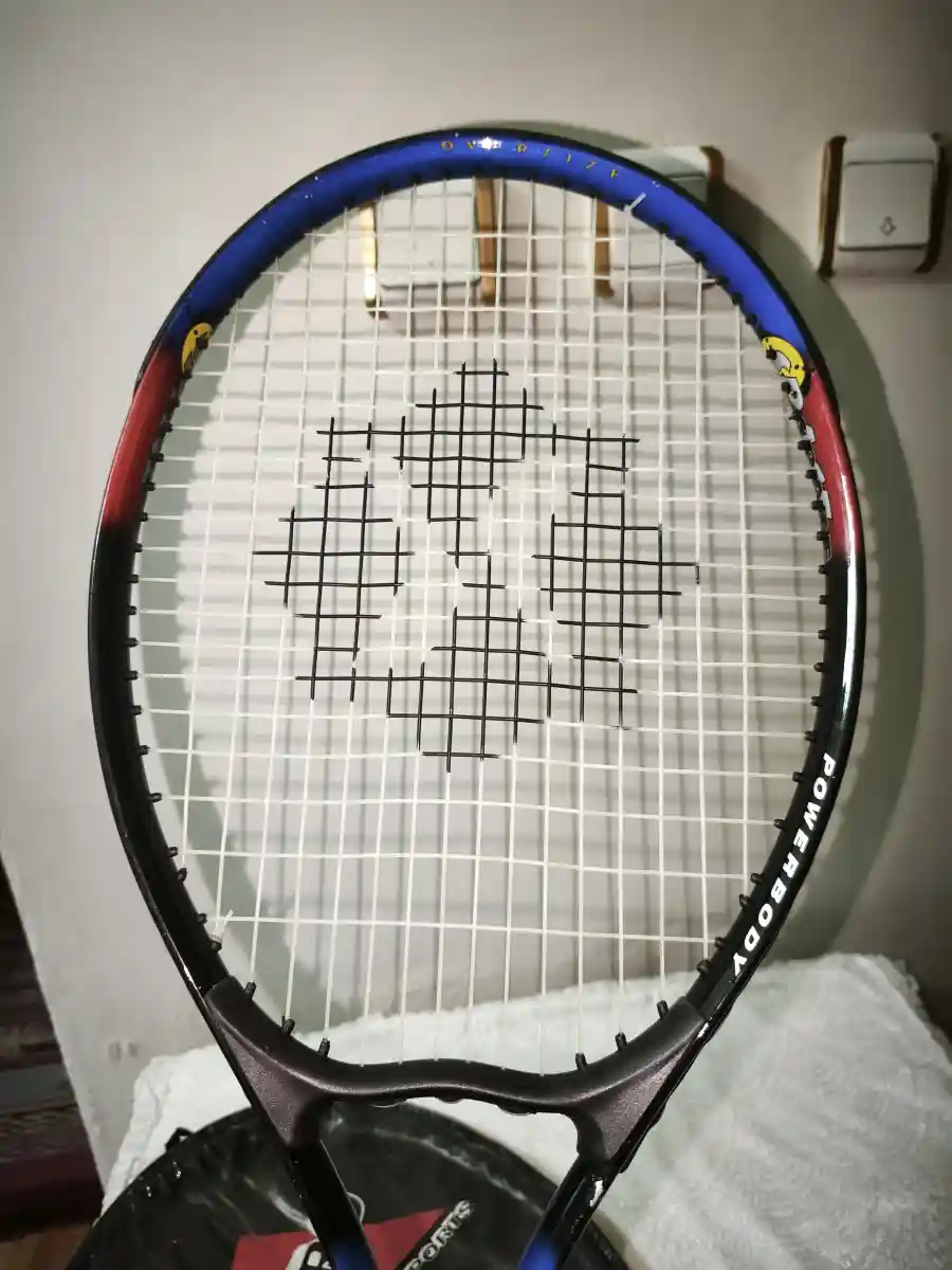 Renkli tenis raketi