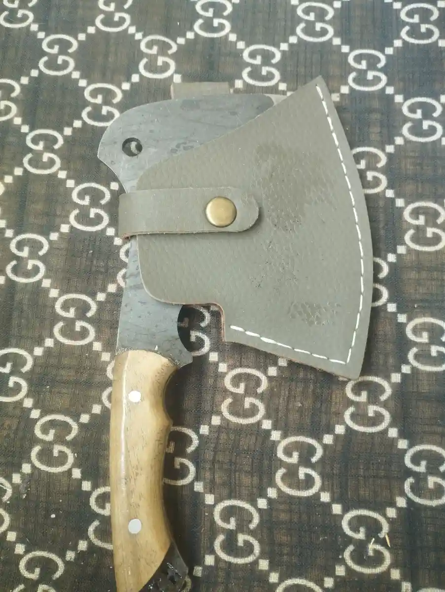Ahşap saplı kamp baltası