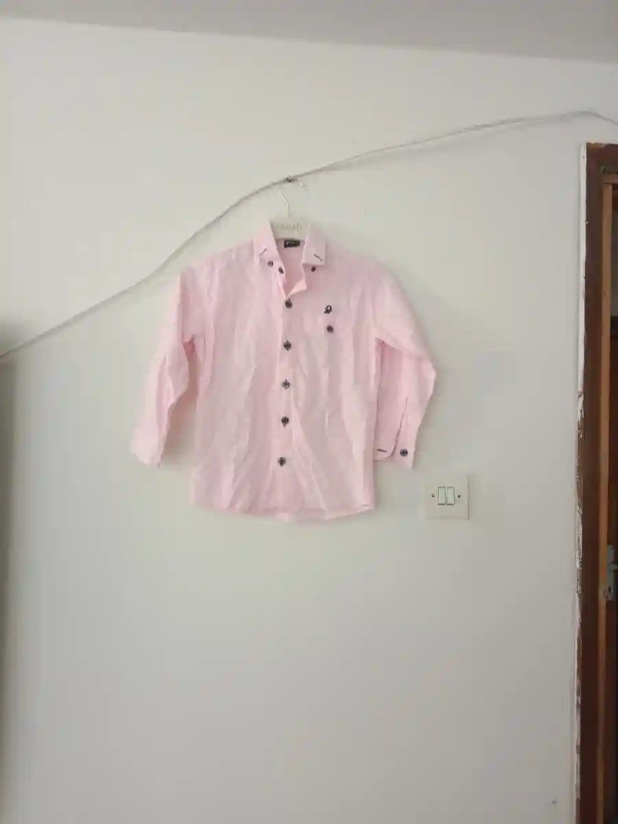 şık pembe gömlek erkek çocuk üst giyim modelleri gömlek modelidir temiz bir şekilde kullanılmış