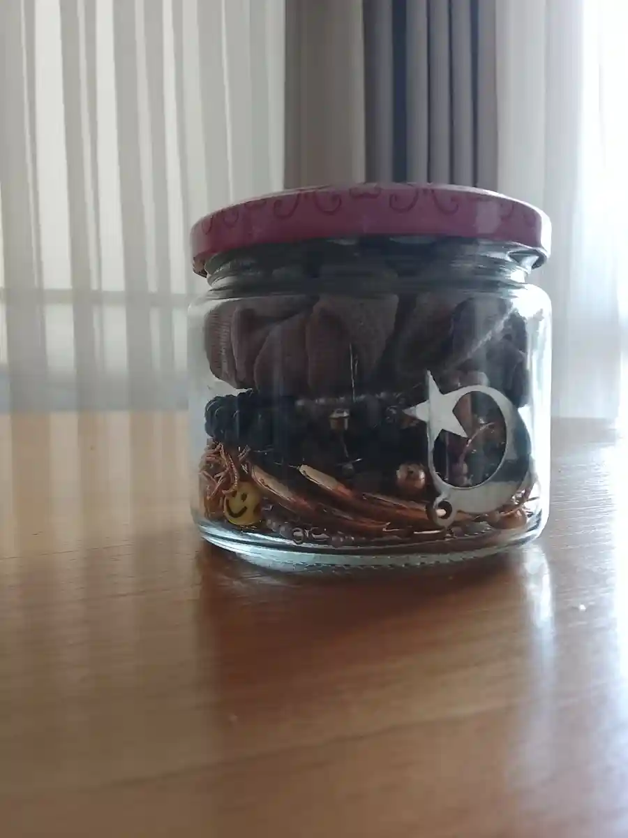 Renkli kapaklı cam kavanoz
