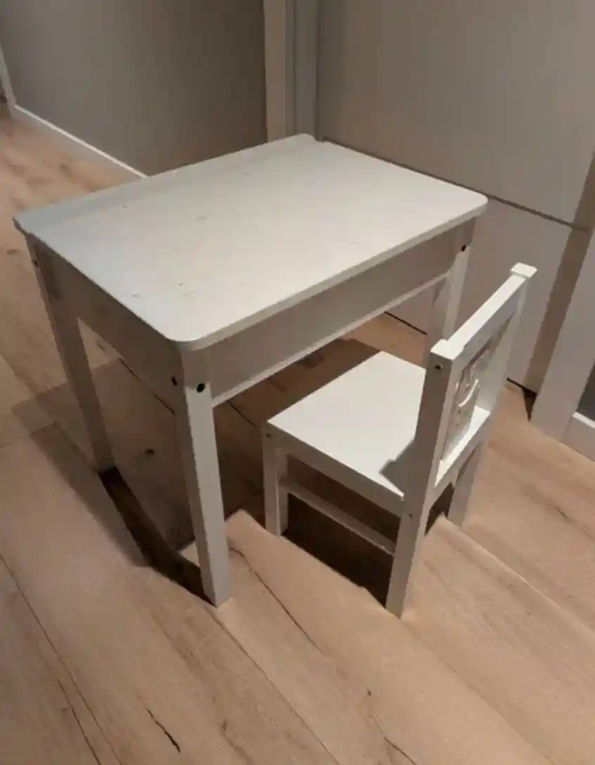 Beyaz çocuk masası ve sandalyesi takımı