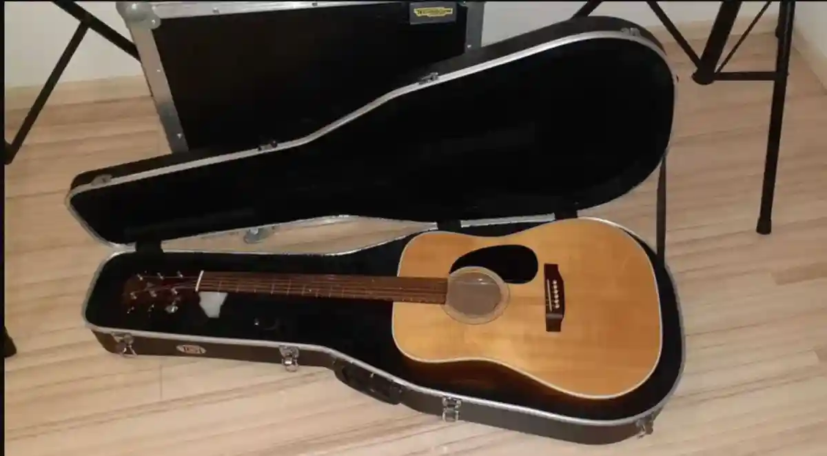 Akustik gitar ve çantası ilan görseli