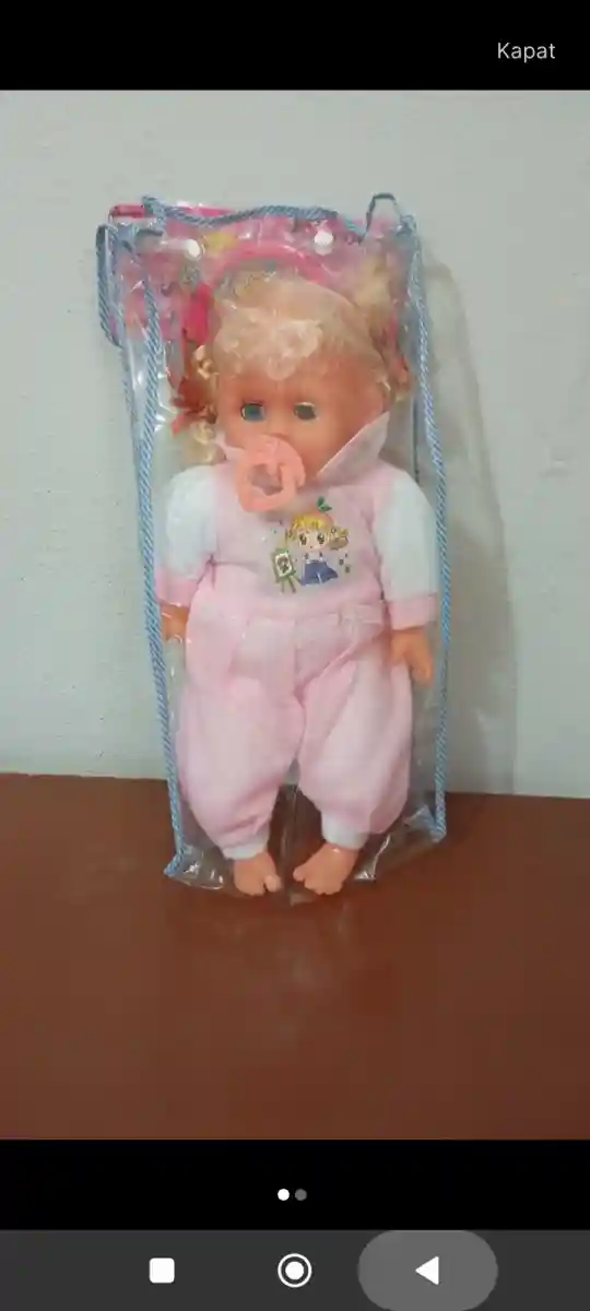 Pembe elbise giyen bebek