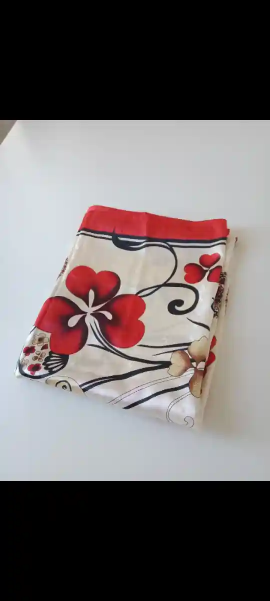 çiçek desenli eşarp modelleri temiz bir şekilde kullanılmıştır