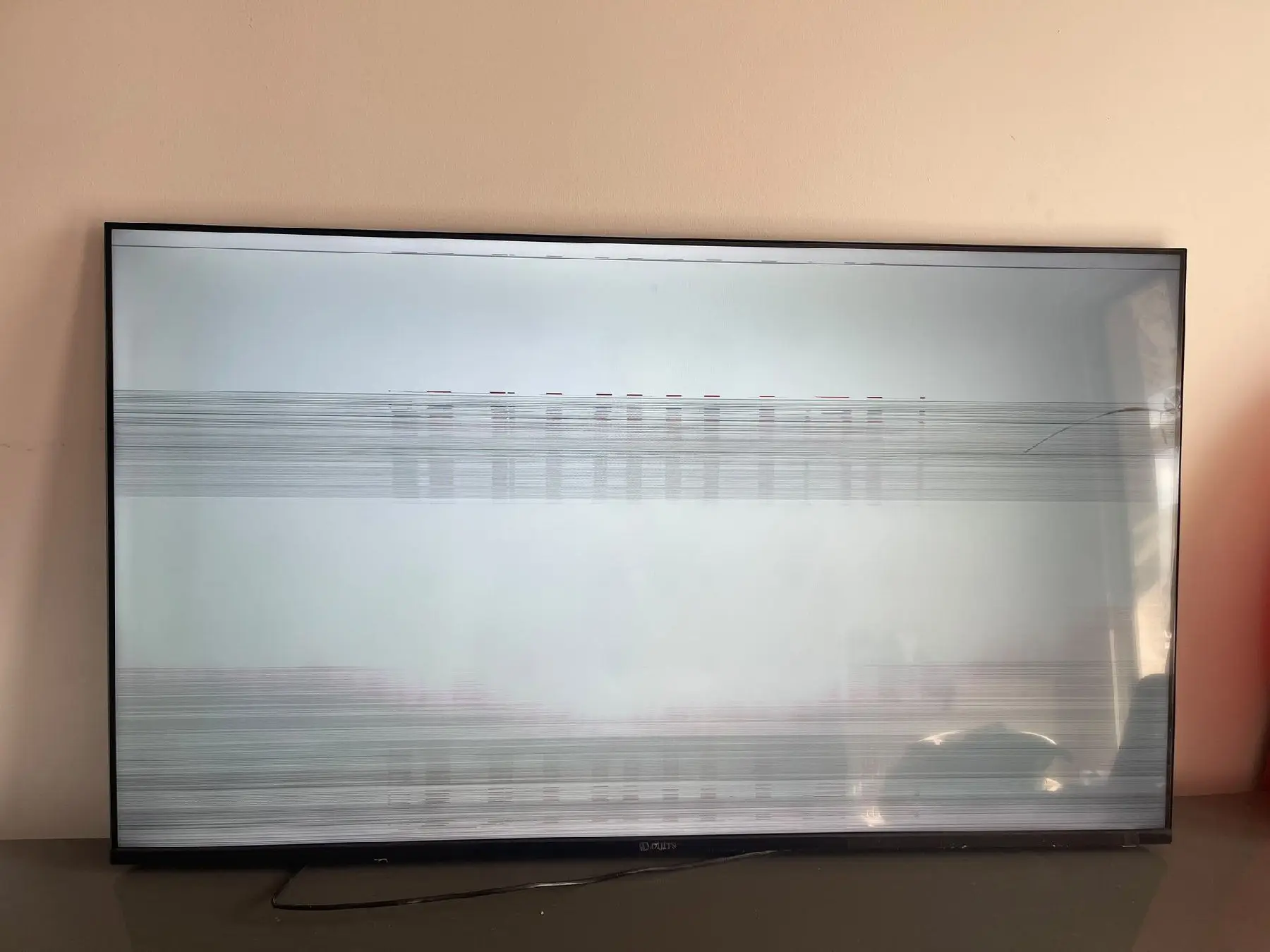 İki adet ekranı bozuk televizyon