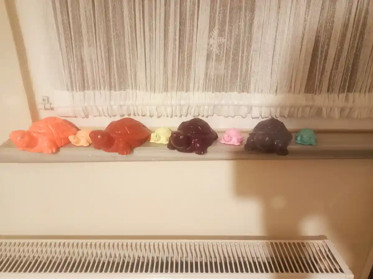Renkli dekoratif kaplumbağa figürleri biri büyük biri küçük fiyat ise 125 tl