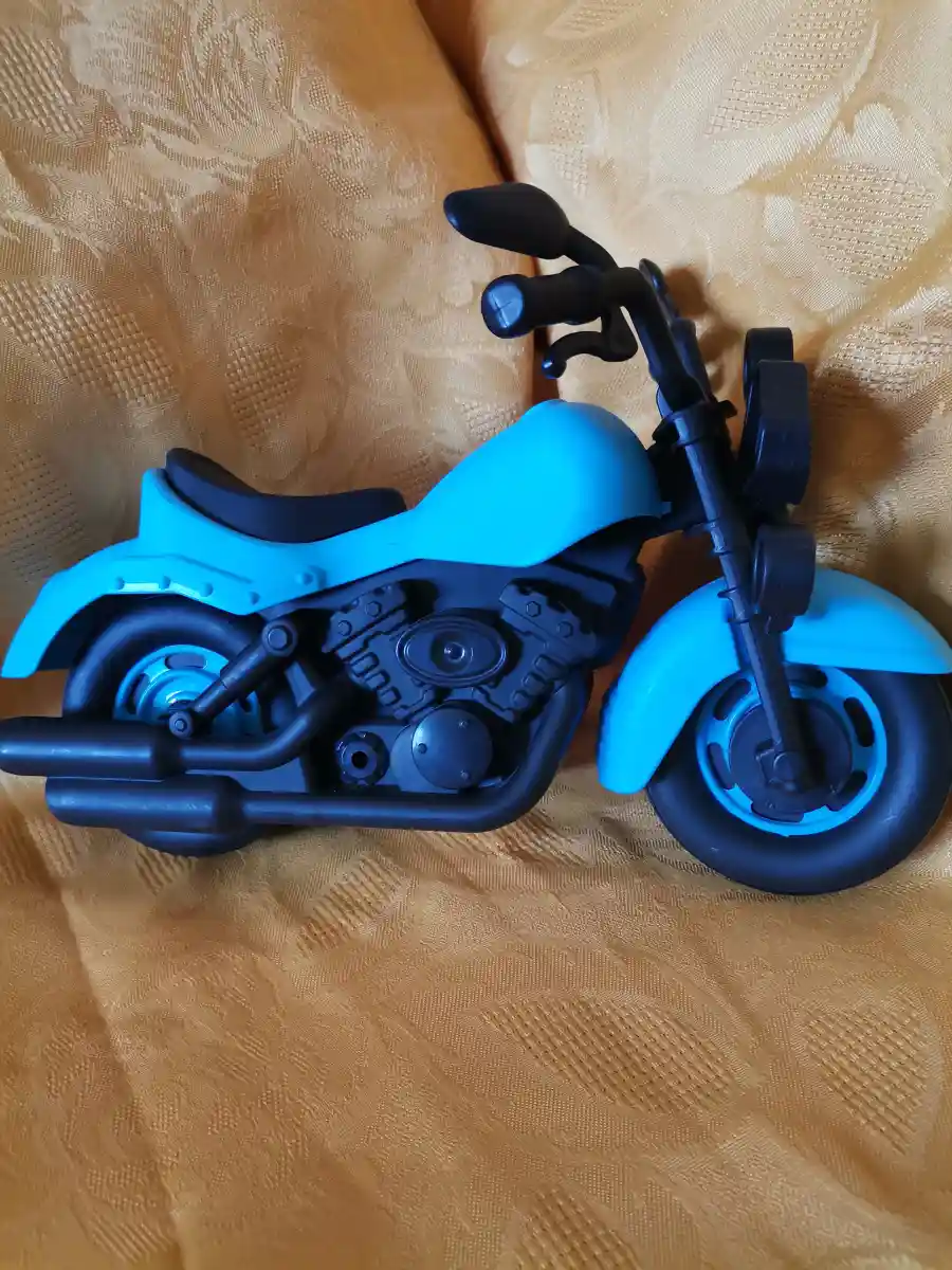 Mavi renkli oyuncak motosiklet