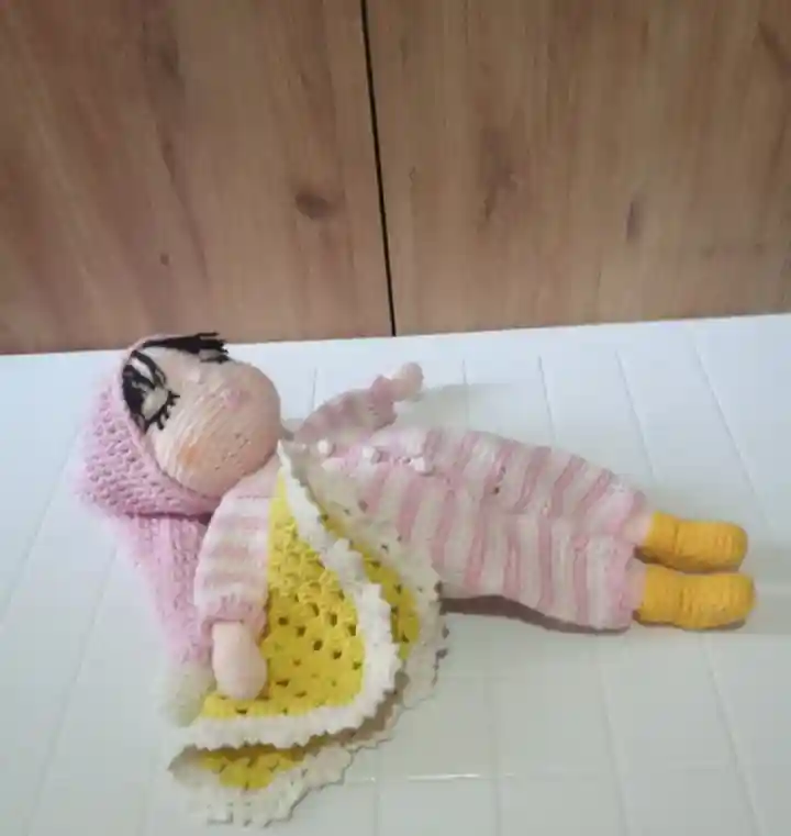 Renkli örgü bebek oyuncak