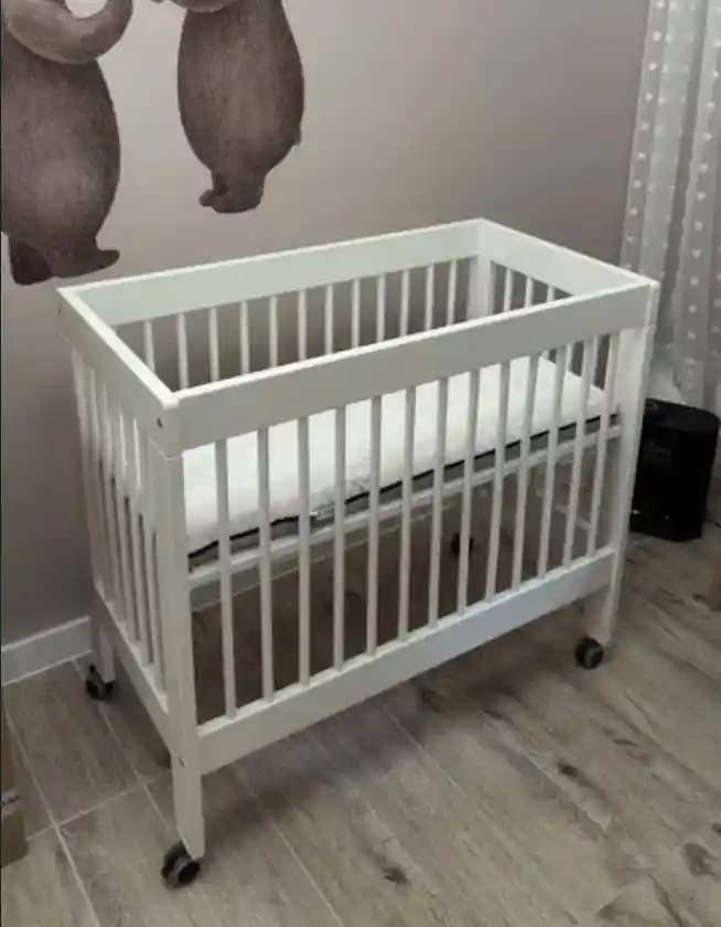 Beyaz renkli bebek beşiği
