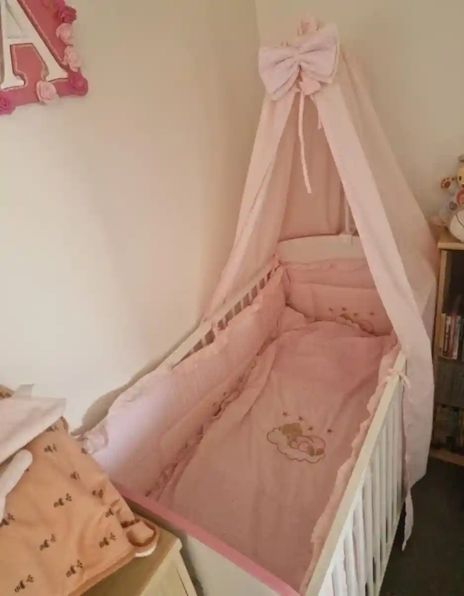 Pembe süslemeli bebek beşiği