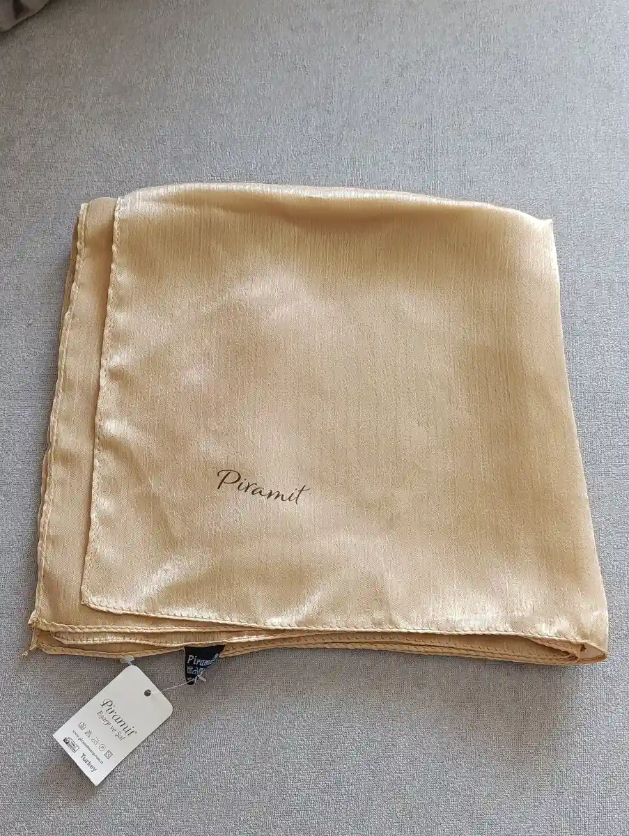 Piramit marka saten eşarp 90x90