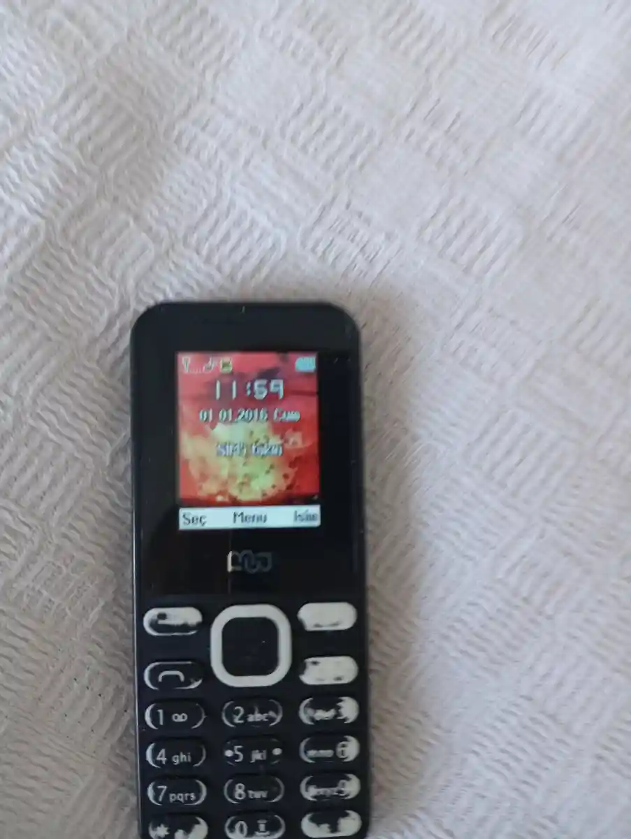 Tuşlu telefon kameralı video cekebiliyor içinde kendi hafıza kartı var biliyorum