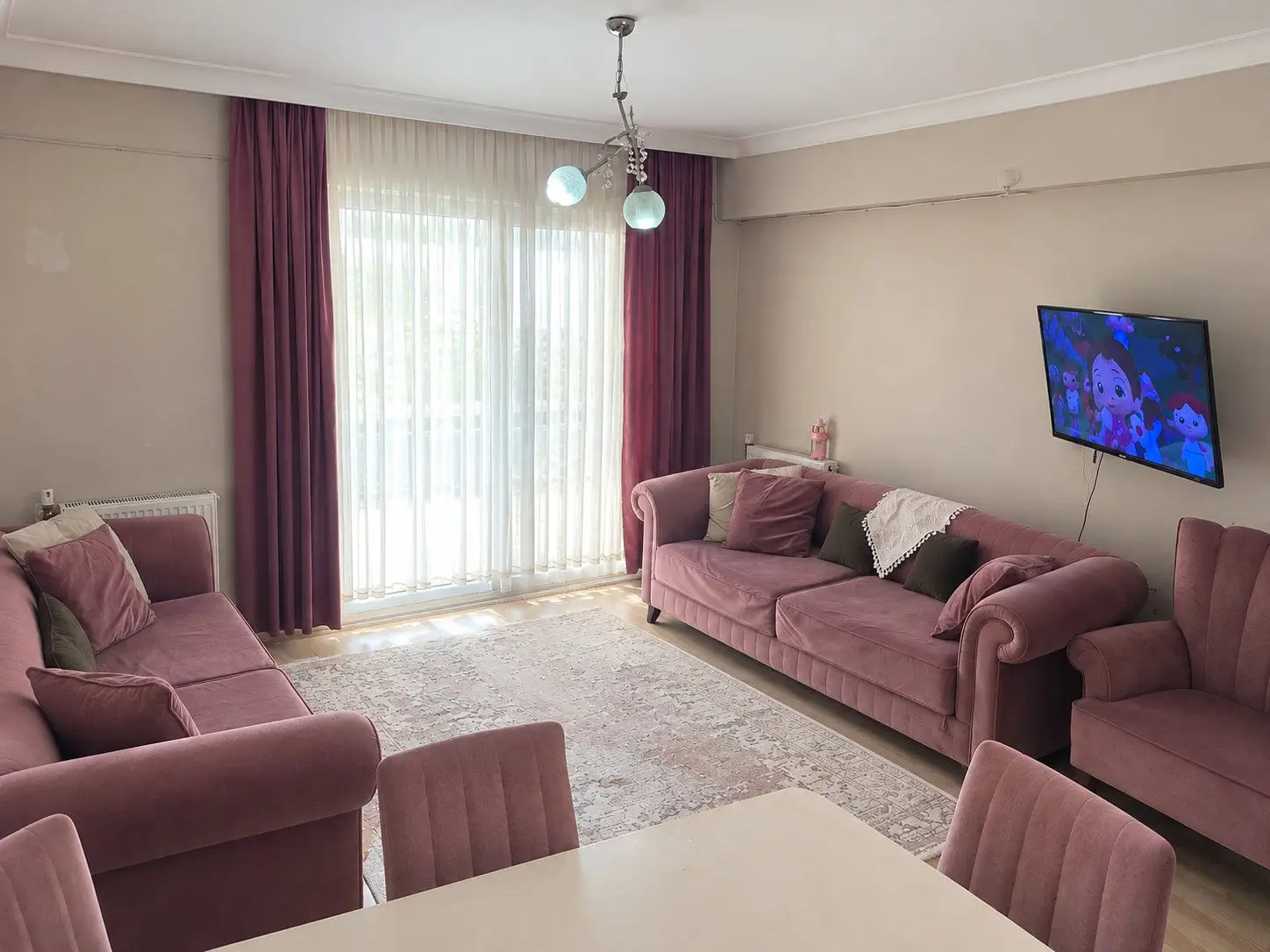 Pembe renkli koltuk takımı