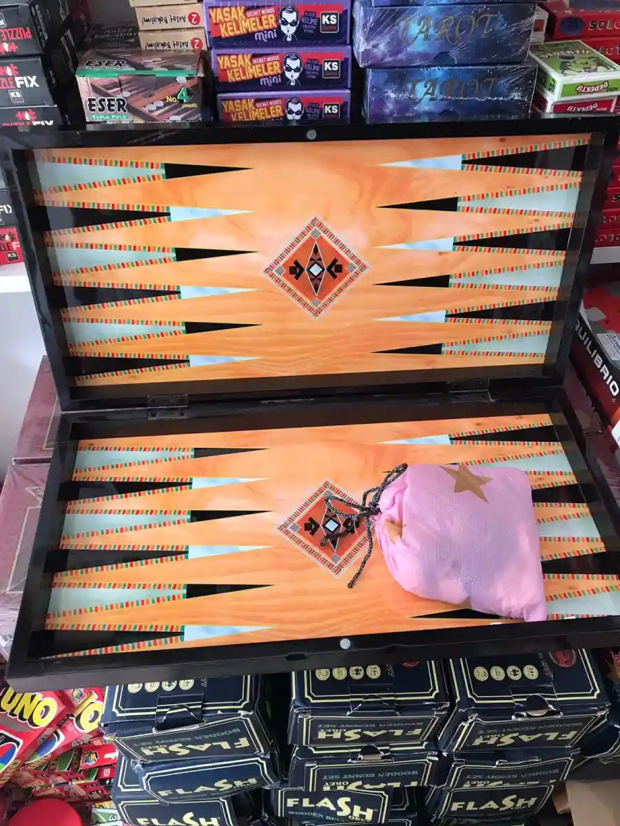Renkli backgammon takımı