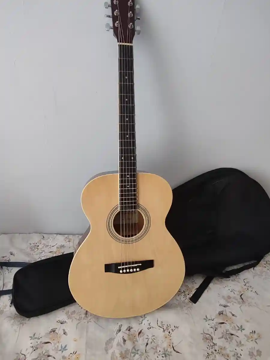 Akustik gitar ve çantası fiyat konusunda anlaşırsak indirim yapılır