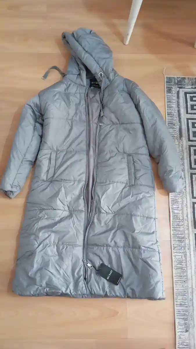 Gri uzun şişme mont yeni etiketi üzerinde etiketi var 36 beden