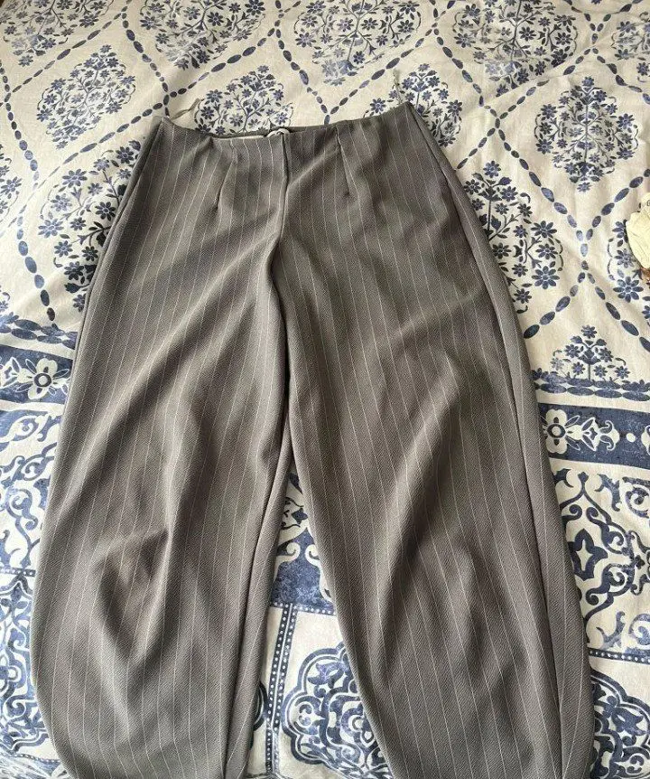 Gri çizgili pantolon