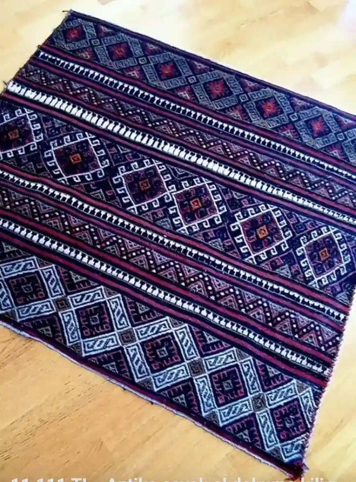 Desenli el dokuması kilim